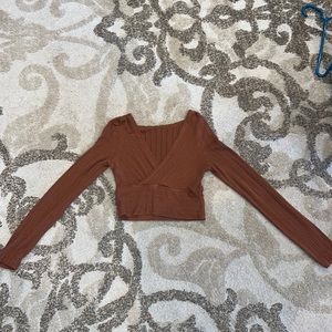 Fitted rust colored long sleeve crop top!